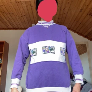 Cool Lila Sweater Med Bilder - Aldrig använt den. Den var köpt från Vinted. Alldeles för liten för mig men skulle säga att den är S