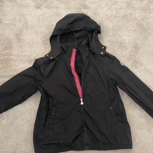 Moncler Vindjacka/Regnjacka - Hej säljer min fina Moncler jacka som är köpt i NK för 2 år sedan, den är i storlek 164 men passar mig som har storlek S. Vid frågor är det bara att skriva.