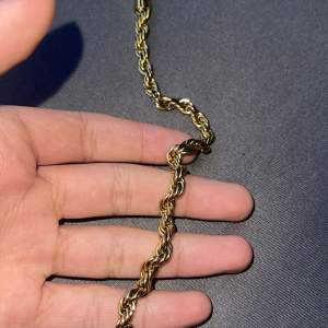 Säljer mina 18 k guld plätterade kordell sett halsband och armband som är 5 mm tjocka