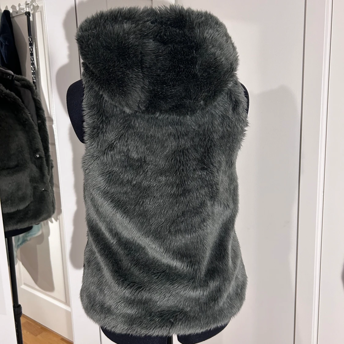Päls väst med luva - 92