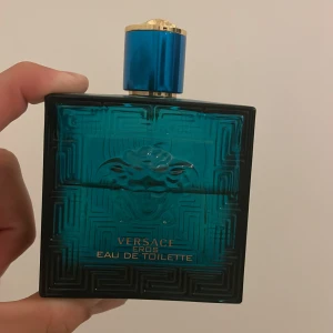Versace Eros EDT - Säljer min Versace Eros EDT 100 ml, den är använd så de är kanske 60 ml kvar i den. Det är en superfräsch parfym som passar till de flesta tillfällen, speciellt nu när sommaren och värmen snart är här! Säljer den för 400 kr, skriv gärna vid frågor! 