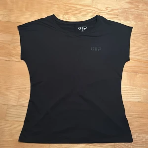 Tränings tröja💪🏼 - Köpte den i Ullared använd ungerfär 5 gånger men har för många tränings tröjor så behöver bli av med nån så jag säljer denna 🫶🏼 Väldigt fin på och i bra skick ❤️ Frakt från 20kr ❣️