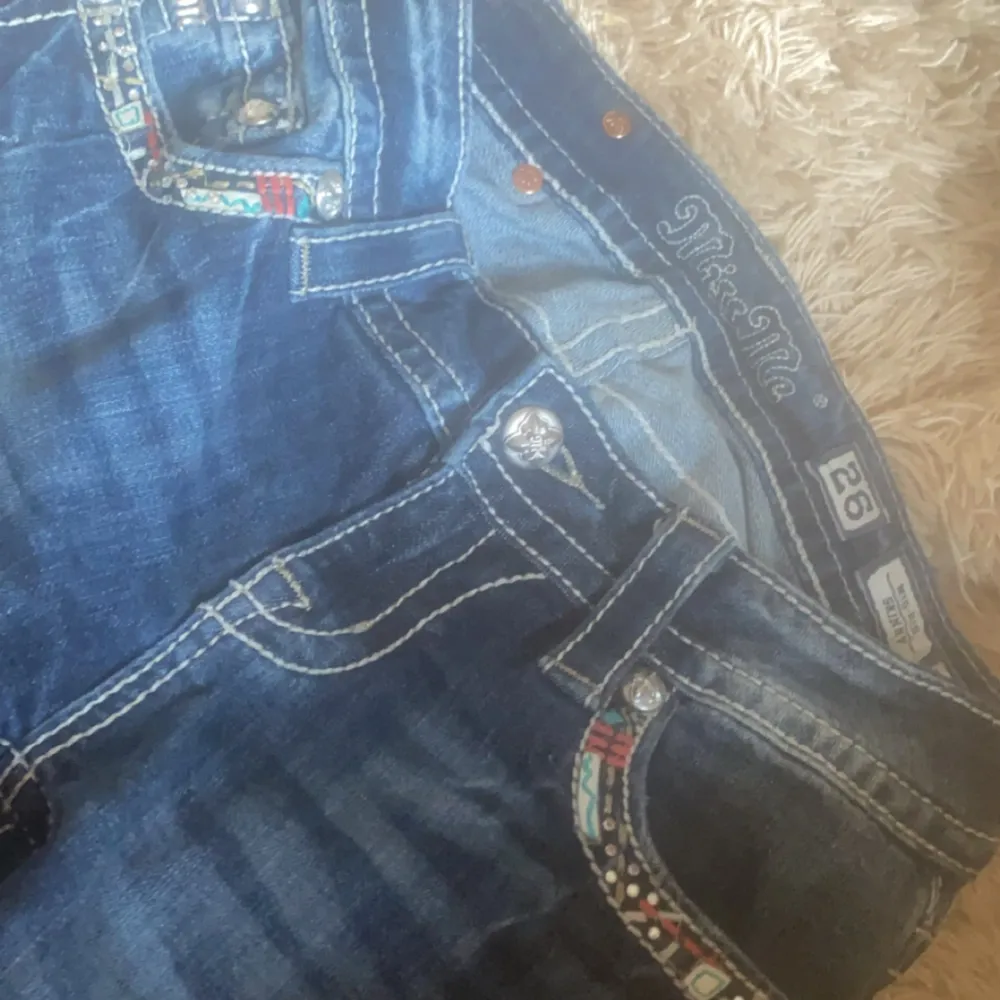 När jag köpte de så va dom skinny men jag har sytt om till bootcut som man ser på en bild🫶🏻. Jeans & Byxor.