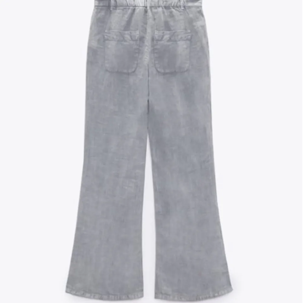 Gråa linnebyxor från zara. Trendiga och snygga! Dom är knappt använda❤️jag är 167cm! . Jeans & Byxor.