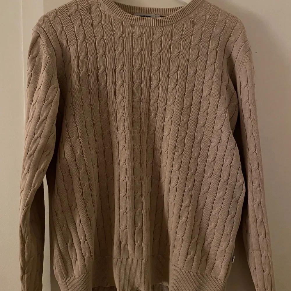 Säljer nu min J.Lindeberg tröja i beige för att den är för liten. Har andvänt den några gånger men skicket är som nytt. Inga defekter eller fel med tröjan!. Tröjor & Koftor.