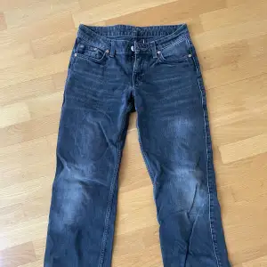 Svarta lowwaist jeans från Weekday i modellen arrow. Sparsamt använda. Har inga fler bilder. Tryck gärna på köp nu. 