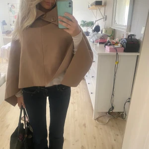 Poncho - Säljer denna fina poncho perfekt till våren och sommarkvällar! Är 168 cm som referens 