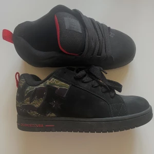 DC skor - jag säljer dessa skor för jag inte använder dom längre, använt max 10 gånger. inte alls utslitna men lite smuts på sidorna som går bort lätt. dom sitter bekvämt och skönt. storleken på skorna är 40.5  plus frakt