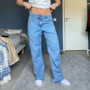 skit snygga straightleg jeans köpta i Polen med slits på insidan🫶🏻 storleken är 28/31 men sitter bra på mig som har 36 och är 162cm! köparen står för frakt, hör av dig om du är intresserad🫶🏻