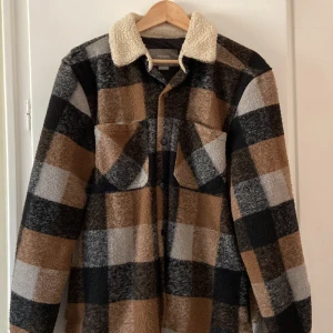 Jacka  - Rutig jacka med krage och knappar, från pull & bear. Lagom varm! 