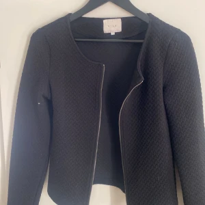 Jacka/kofta - Jättefin lätt jacka till sommaren men som också kan has inne som kofta💗 Från vila, nypris 460 kr, och aldrig använd Skriv för fler bilder🥰