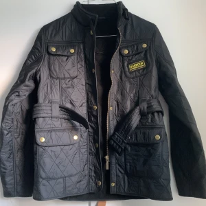 Barbour jacka - Supersnygg svart Barbour jacka i den klassiska modellen. Jättefint skick inga som helst defekter. Den är i barnstorlek XL men passar som en XS på mig som vanligtvis har XS/34💕köpt på nk