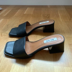 Klackar - Fina klackar som endast är använda någon enstaka gång så jättefint skick! 💕 Man ser endast tecken på användning på undersidan, inga defekter. Säljer även dessa i beige, storlek 37!