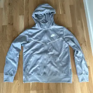 Nike zip hoodie köpt från Zalando  Storlek: L i barn/ 147-158 Cm Från märker Nike Priset går att diskutera 
