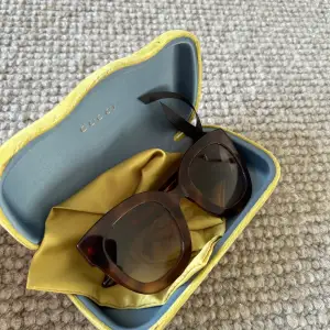 Bruna melerade solglasögon från Gucci i modellen GG0208S Sparsamt använda Inköpspris 3500 :-   Fodral medföljer