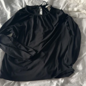 Blus/tröja svart - Blus/tröja från HM Knytning i nacken