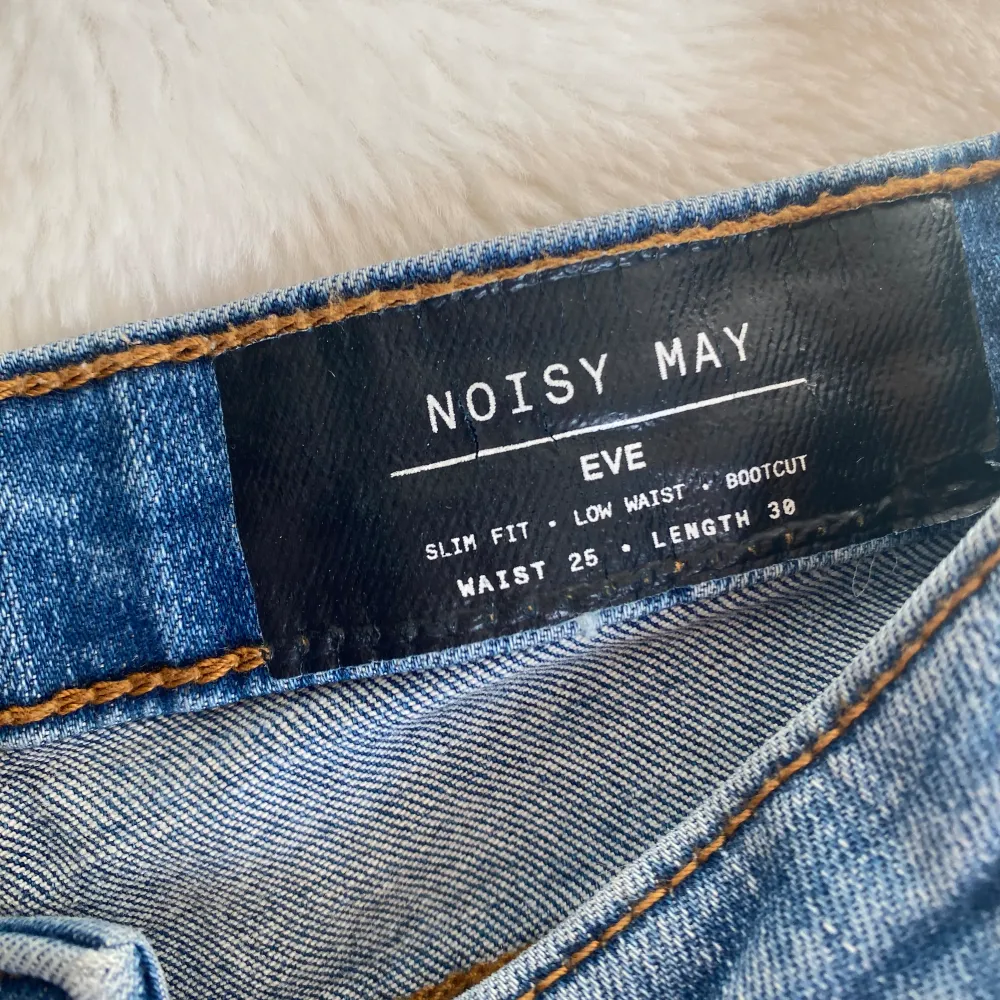  Låg midja bootcut jeans I ny skick 🥰 innerbenslängd: 73cm. Jeans & Byxor.