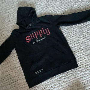 Denna supply&demand hoodien har jag bara haft på mig runt 3 gånger, den är i fint skick och är såklart tvättad.  - Denna hoodie är köpt från JD och har storleken 12-13 år.