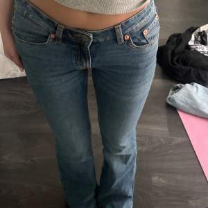 Jeans från lager, 300 nya, säljer för 120