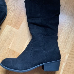 Cowboy boots - Så fina boots i storlek 37. Använda några enstaka gånger, fint skick, finns tecken på användning på undersidan men inga defekter 💕