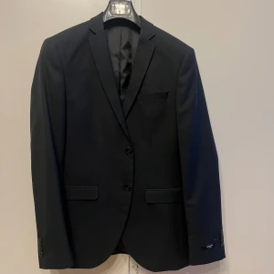 Herrkostym - Kostymset från Jack & Jones. Använts 1 gång.  