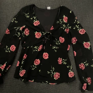 Svart Blommig Bluse🌺🪨 - Bröst: 65cm kan variera lite eftersom den knyts vid bröstet.🌺 