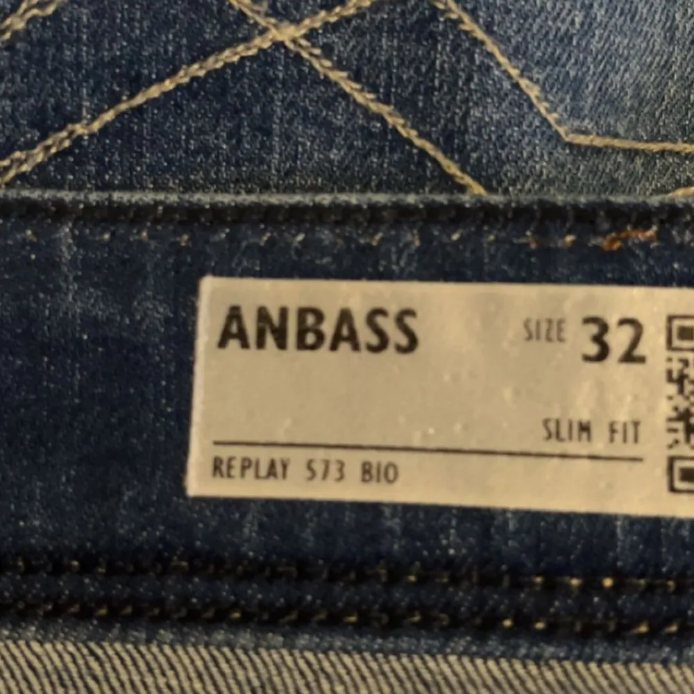 säljer dessa feta replay anbass med slitningar  skick10/10. Jeans & Byxor.