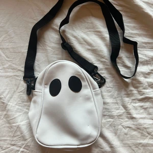Axelremsväska spöke - Gullig axelremsväska, använd några gånger men bra skick