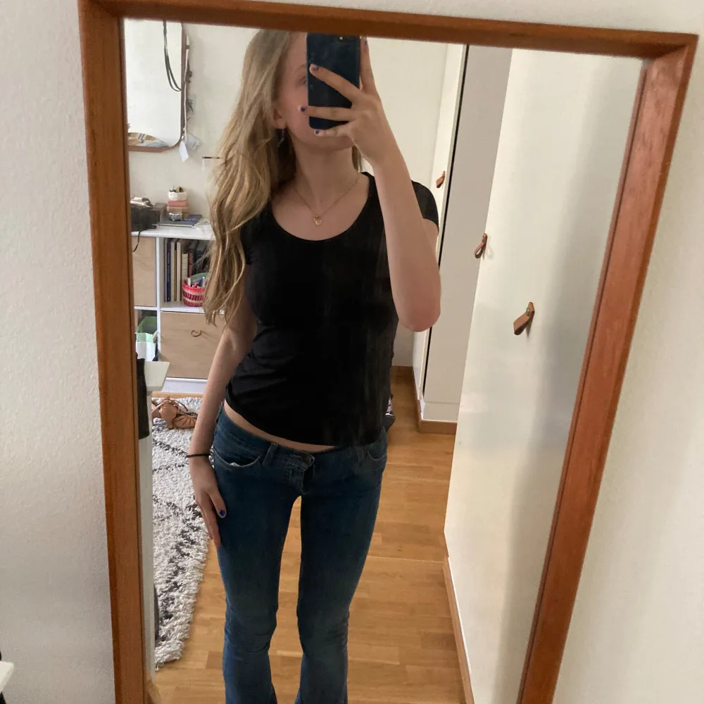 Assnygga lowrise jeans från designers remix!😘 Använda ett fåtal ggr, säljer då de inte kmr till användning längre. Kostade 1500 nya❣️ Skriv för fler bilder🥰🥰 Priset går att diskutera vid snabbt köp. Jeans & Byxor.