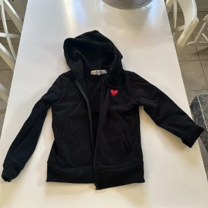 Cdg zip - Xs s typ Köpt på nk i Stockholm kanske kan ha kvar påsen om jag letar igenom riktigt bra! Köpt i vintras säljer på grund av den blev förliten för mig då jag är en 172lång! Hör av er om ni har frågor! Köparen står för frakten!