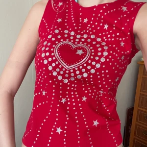 Glittrigt linne.  - Jättefint rött glitter linne med tryck. 