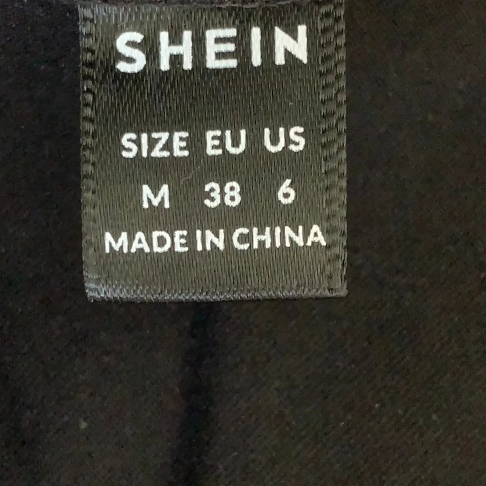 säljer en svart minikjol från shein i relativt bra skick!!, den har även ett justerbart bälte med jättefina detaljer, DM:a för info ♡. Kjolar.
