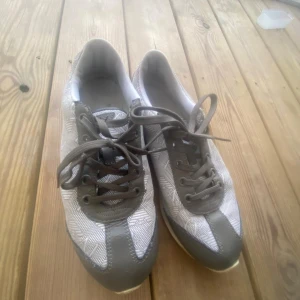         Äkta EA7/ Armani skor  - DAM För små på mig  Diskutera ej om pris  Past pris  