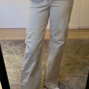 Beige wide fit jeans. Aldrig använda för dem är inte min stil.💗