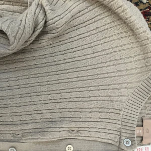 Cardigan  - Beige cardigan. Kabel stickat 