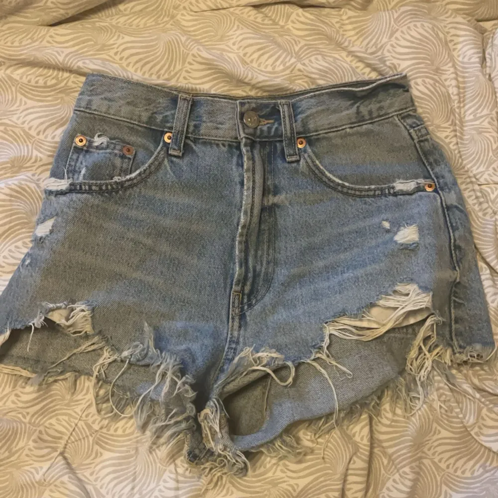 Säljer dessa jeansshorts från Zara i stl 32. Använda ett fåtal gånger och i bra skick. Säljs då de är för små och inte används längre❣️. Shorts.