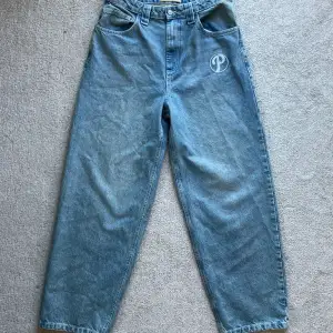 Super baggy jeans från Protect.ldn  Mått: Inseam: 75cm Waist: 40cm Benöppning: 22cm