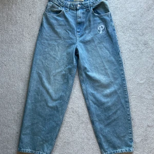 Protect Bonkers Denim - Super baggy jeans från Protect.ldn  Mått: Inseam: 75cm Waist: 40cm Benöppning: 22cm