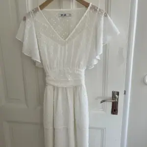Superfin vit klänning till studenten eller annat💕 säljer i mycket bra sick då den bara är använd en gång💕en liten defekt som visas på sista bilden💕 nypris 549kr