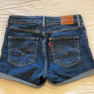 Levis jeansshorts  - Säljer dom här jeansshortsen från levis då dem inte kommer till användning! 