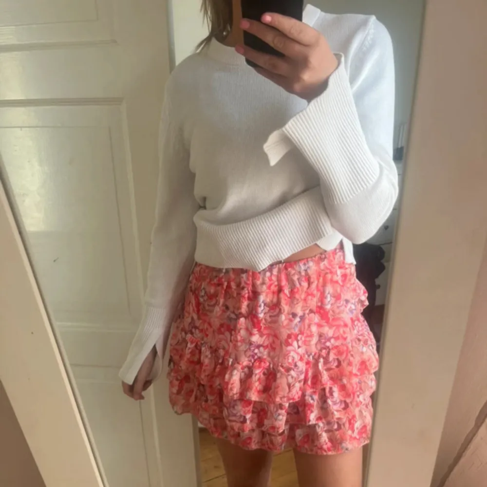 Jättesöt sommarkjol som aldrig är använd och prislappen sitter kvar 💗Den är One-size men passar mig som oftast har XS/S. Priset går att diskutera! 💗Säljer då jag köpt en annan liknande!Lånade bilder, skriv vid frågor eller egna bilder!💗. Hameet.