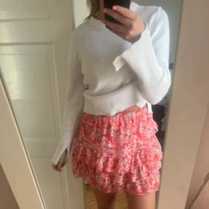 Sommar kjol - Jättesöt sommarkjol som aldrig är använd och prislappen sitter kvar 💗Den är One-size men passar mig som oftast har XS/S. Priset går att diskutera! 💗Säljer då jag köpt en annan liknande!Lånade bilder, skriv vid frågor eller egna bilder!💗