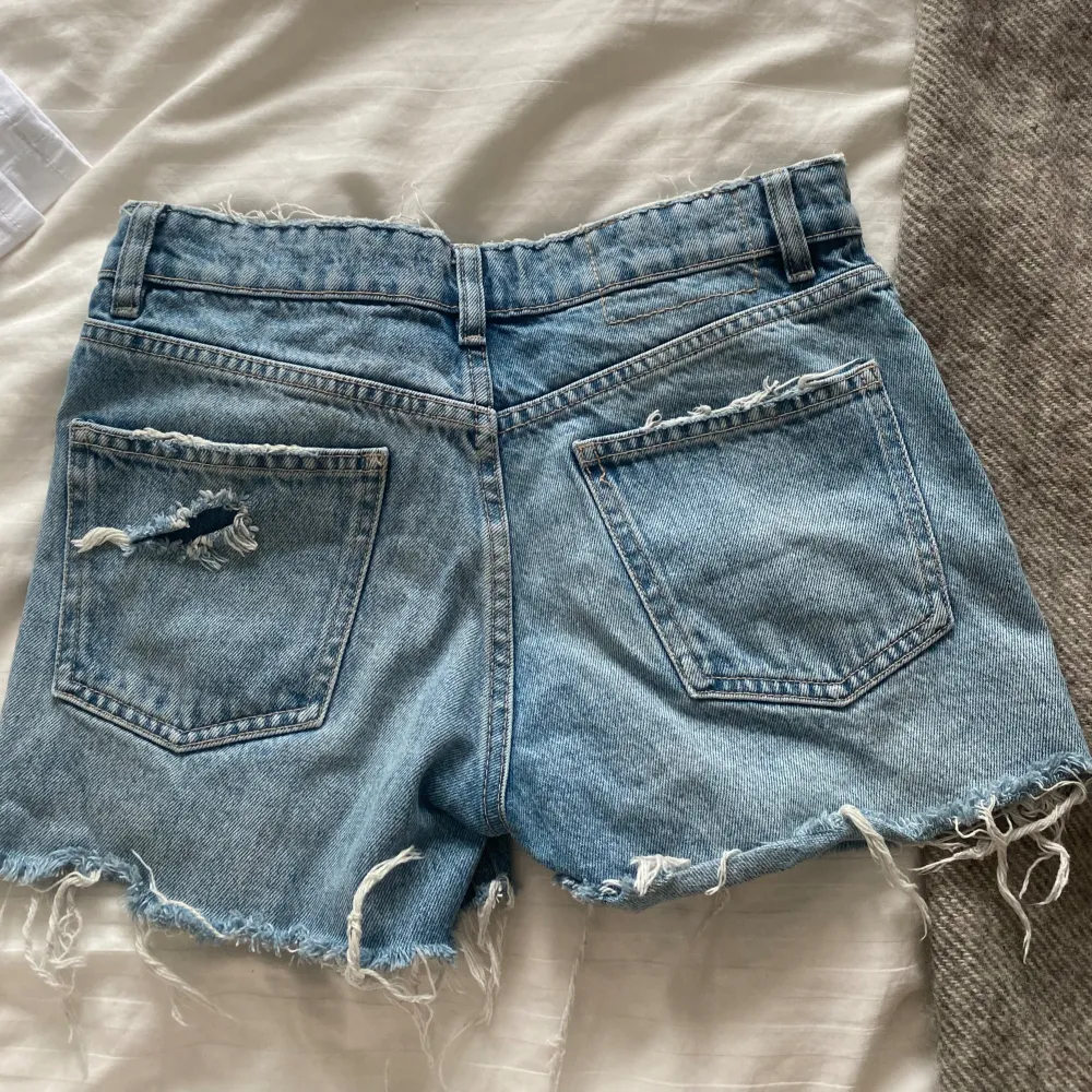 Snygga jeansshorts från Zara. Medelhög midja. . Shorts.