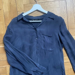 Blå skjorta  - Blå skjorta i fint material från zara. Strl M.