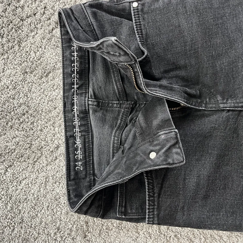 Säljer mina Svarta never denim jeans inköpa från bik bok 🩷 nypris 699:-  Storlek W-24 L-30 Säljer då dom ej går till andvändning  längre🩷 Köparen står för frakt🩷. Jeans & Byxor.