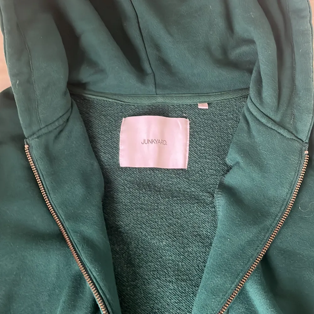 Mörk grön hoodie i storlek S. Väldigt skön och mjuk. Har använt den en del men måste tyvärr säga hejdå. Den är lite stel i passformen då den har legat i garderoben ett tag men annars bekväm. . Hoodies.