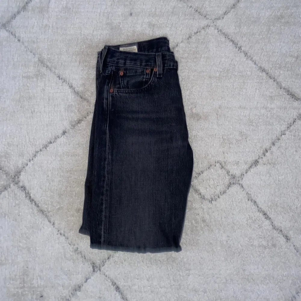 501 jeans i bra skick använd fåtal gånger. Storleken är svår att få tag på.. Jeans & Byxor.
