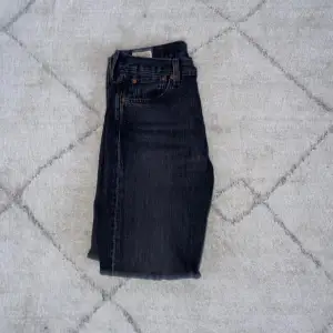 501 jeans i bra skick använd fåtal gånger. Storleken är svår att få tag på.