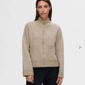 Selected Femme Cardigan - Selected Femme Cardigan med zip✨❤️ Nypris 1195kr🌸