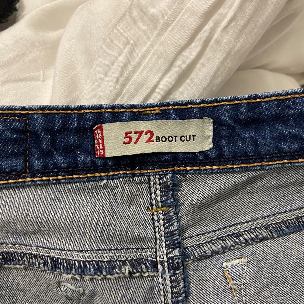 Lågmidjade jeans ifrån Lee, kolla gärna in mina andra annonser 💕. Jeans & Byxor.